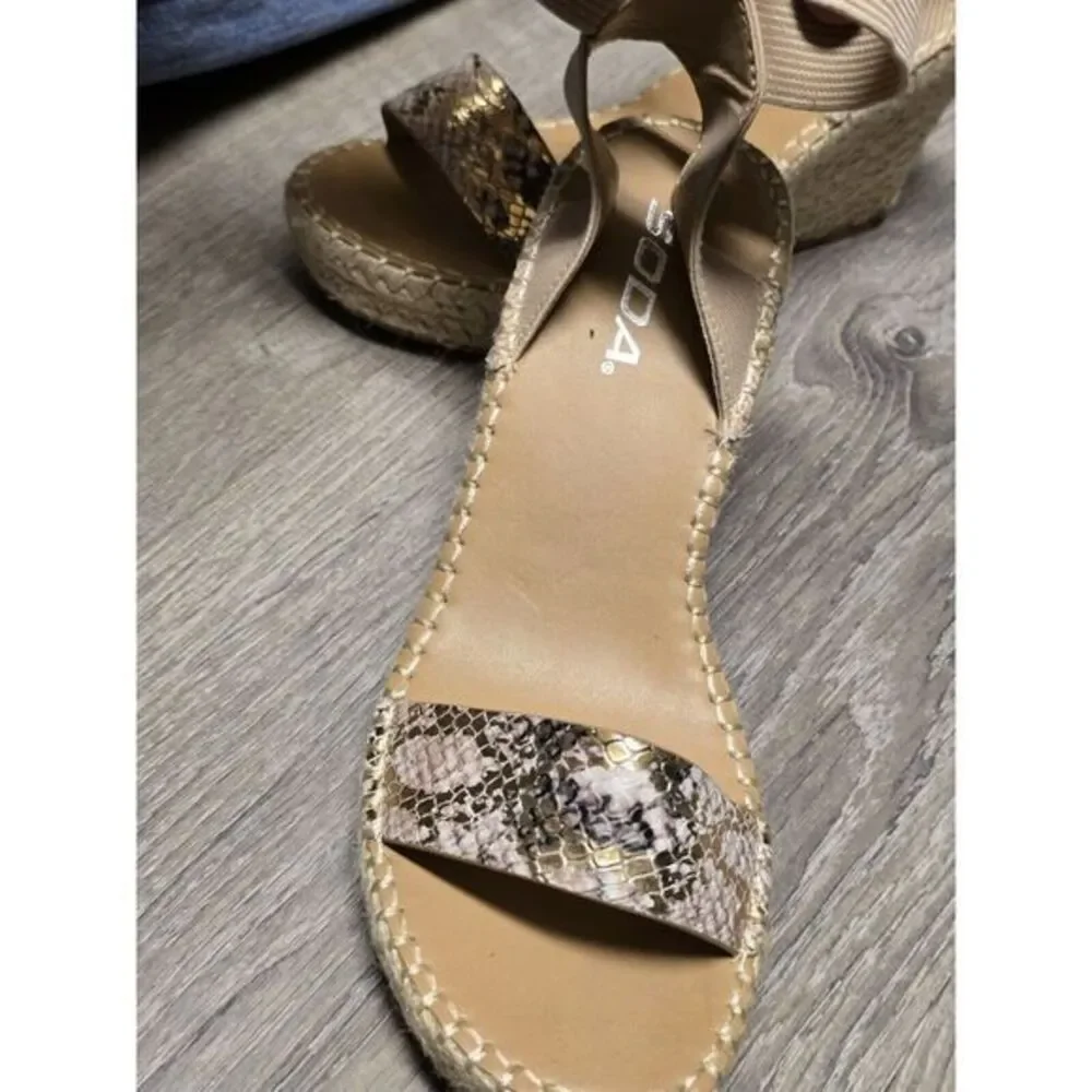 Soda ‎ Women's Snakeskin Print Wedge Shoes Size 7.5